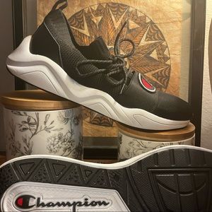 Black and white breathable sneakers